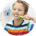 niño lavando sus dientes