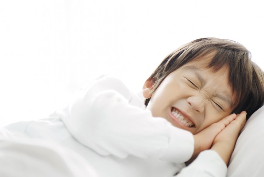 Tu hijo/a rechina los dientes cuando está durmiendo?